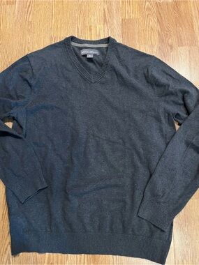 Eddie Bauer Men's V-Neck Sweater in Charcoal